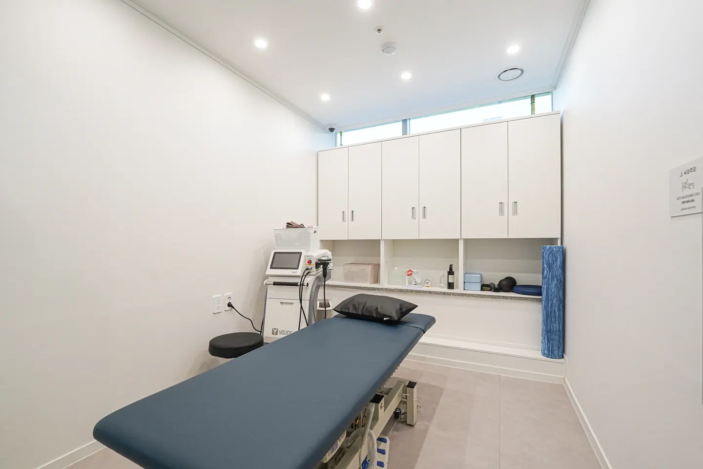 치료 침대가 놓인 도수·충격파 치료실